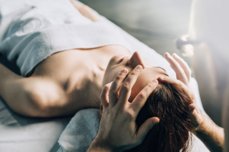 Schmerzbefreiende Kopfmassage